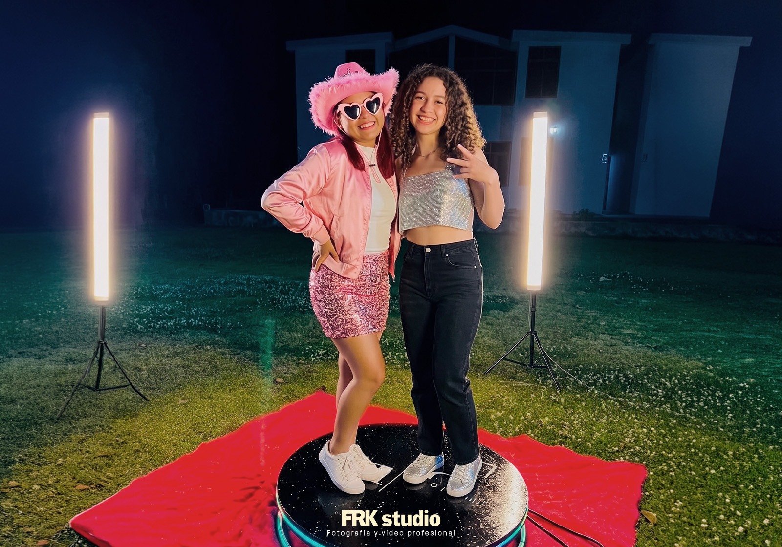 360 Booth videos giratorios para eventos Lima – FRK Studio